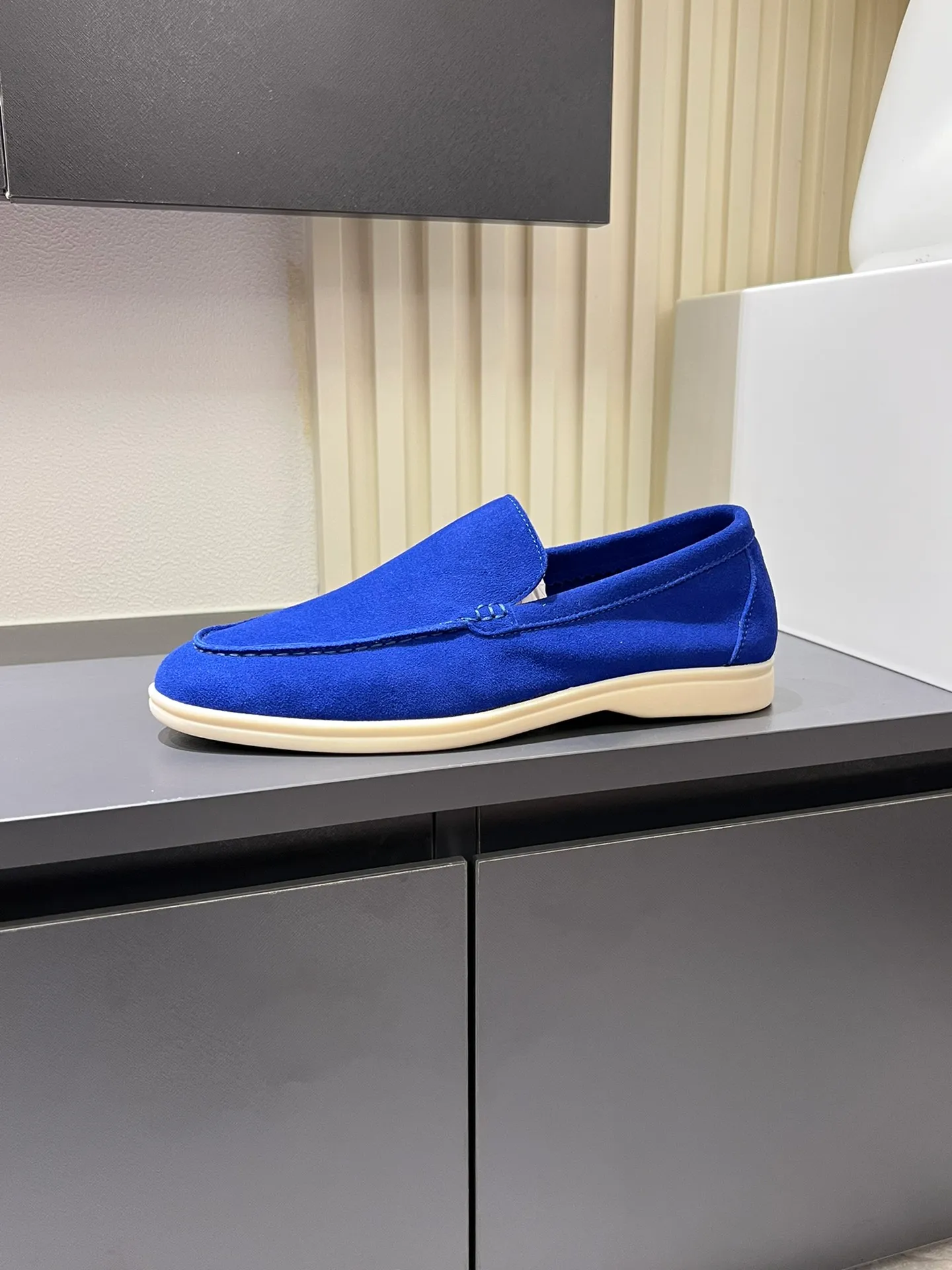 Men's shoes 💰p360 "Loro men's shoes 💰pian'*" Classic L men's shoes for couples 💰p Top version British flat loafers, a must-have item in old money style, the minimalist design is eye-catching and durable, a plus point for dressing The soft foot feel and texture are outstanding. They don’t scratch your feet and are very nice. They are matched with soft and waxy soles. They can be worn daily for a long time without getting tired. They are easy to wear, versatile and classic items, with perfect foot feel and texture! Imported cashmere fabric, the lining is made of imported A-grade water-dyed cow lining, the top version of the genuine leather midsole is sewn with pure handmade mark thread! Size: Female 35-40 (34. Customized) Male 38-44 (45.46. Customized)